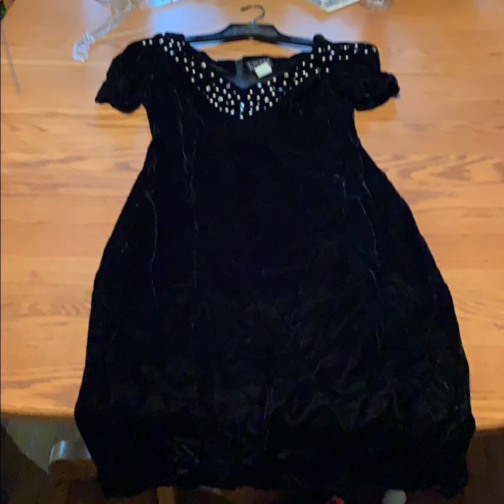 Short sleeve dress with faux pearls and diamonds.